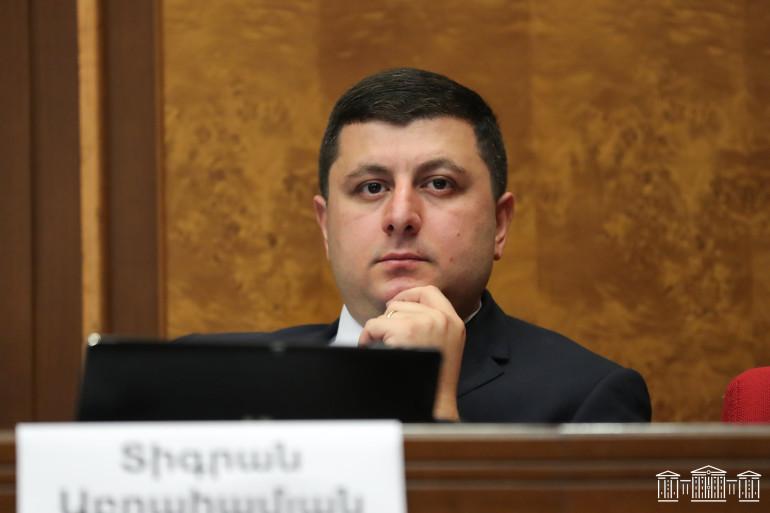 Դաշտում տեղեկատվություն է շրջանառվում, որ Վարդան Ղուկասյանի գործով գաղտնալսումն իրականացվել է ԱԹՍ-ի միջոցով՝ հագեցված հատուկ գաղտնալսման համակարգով. ենթադրաբար արտահոսքն իրավապահ համակարգից է եղել, որով փորձել են ցույց տալ իրենց «պրոֆեսիոնալիզմը» և «հիմնավորել» ձայնագրության ճշգրտությունը: Այս մասին ֆեյսբուքյան իր էջում գրել է ԱԺ «Պատիվ ունեմ» խմբակցության քարտուղար Տիգրան Աբրահամյանը։   «Նախ այս համակարգի նկատմամբ որևէ վստահություն չկա` հաշվի առնելով կեղծիքների այն մեծ մասշտաբները, որոնք արտահայտվել են գոր