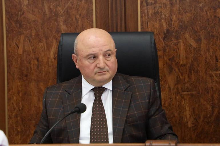 Գյումրիի կալանավորված համայնքապետ Վարդան Ղուկասյանի նամակը կալանավայրից։  «Բռնաճնշումների` ինձ ազատությունից զրկելու օրերի ընթացքում, չեմ կարողացել իմ զորակցությունն ու երախտագիտությունը հայտնել բոլոր այն գյումրեցիներին, հանրապետության տարբեր մարզերից հայրաքաղաք Գյումրի հասած հայերին, ովքեր 2025 թվականի հոկտեմբերի 20-ին շիրակցիների հետ միասին, պաշտպանում էին Գյումրին։  Սիրելի՛ հայրենակիցներ,  դուք դրսևորեցիք հաստատակամ կամք` միասնական դիմադրությամբ և խաղաղ բողոքի իրացմամբ` քաղաքապետարանում ու քաղաքապետարանի