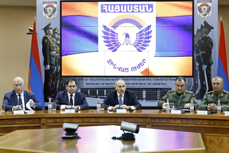 Այդ համատեքստում, անդրադարձ է կատարվել ՀՀ ԶՈւ զարգացման ռազմավարական տեսլականին, անվտանգության նոր միջավայրի գնահատմանը, արդյունավետ կառավարմանը, մարդկային ռեսուրսների զարգացմանը և այլ հարցերի։