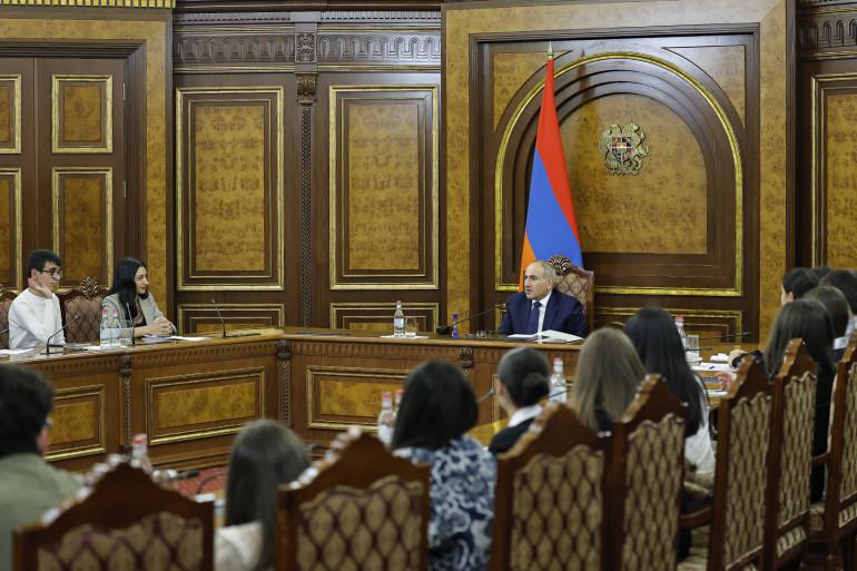 Վարչապետ Նիկոլ Փաշինյանը Կառավարությունում հանդիպում է ունեցել Մարդու իրավունքների պաշտպանին առընթեր երեխաների իրավունքների պաշտպանության հարցերով հասարակական խորհրդի անդամների հետ։  Մարդու իրավունքների պաշտպան Անահիտ Մանասյանը ներկայացրել է հասարակական խորհրդի գործունեությունը՝ միտված երեխաների իրավունքների պաշտպանության ոլորտում առկա խնդիրների վերհանմանն ու լուծմանը։ Այս առումով, Մարդու իրավունքների պաշտպանը շնորհակալություն է հայտնել վարչապետին հանդիպման համար և համոզմունք հայտնել, որ խորհրդի անդամներին 