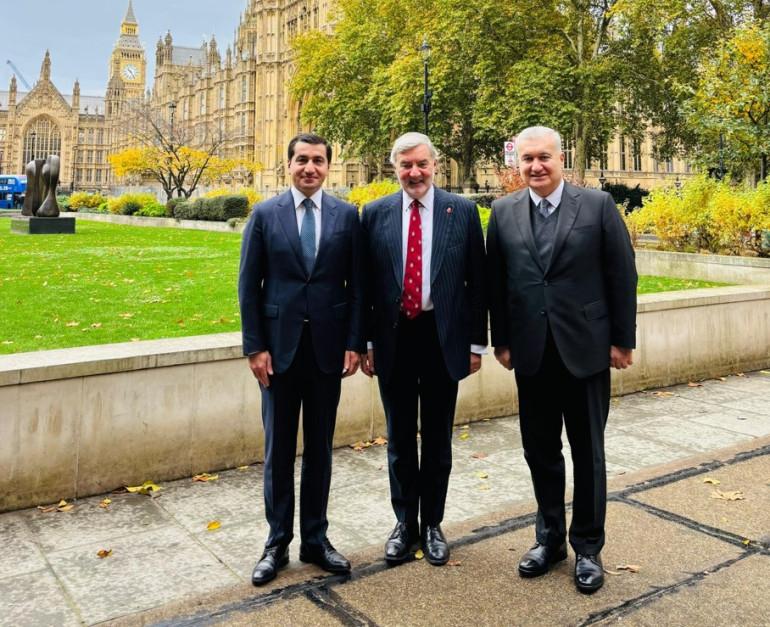 Ադրբեջանի նախագահի օգնական և նախագահի աշխատակազմի արտաքին քաղաքականության բաժնի ղեկավար Հիքմեթ Հաջիևը հանդիպել է Ադրբեջանի և Կենտրոնական Ասիայի հարցերով Մեծ Բրիտանիայի առևտրային ներկայացուցիչ Ալդերդեյսի հետ։  Հիքմեթ Հաջիևը այս մասին գրել է X սոցիալական ցանցի իր էջում։  Նա նշել է, որ հանդիպման ժամանակ քննարկվել են ռազմավարական գործընկերության ոգով առևտրային, գործարար և ներդրումային հարաբերությունների հետագա ընդլայնումը, ինչպես նաև արհեստական բանականության, թվային փոխակերպման և փոխկապակցվածության ոլորտներում 