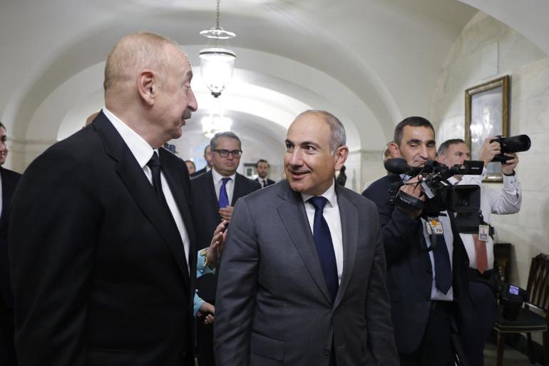 Փորձ է կատարվում մեր հասարակության մեջ տարածել այն պատրանքը, թե, դիցուք, Հայաստանի Հանրապետության տեղանունների աղճատումը ոչ թե Բաքվի բարբարոսական վարչախմբի ծրագրած քաղաքականությունն է, այլ ինչ-որ ԶԼՄ-ների գործ, որը կարող է շտկվել, եթե, դիցուք, ինչ-որ Հիքմեթ Հաջիև խոսի Բաքվի բռնապետի պետական «Ազերթաջ» գործակալության հետ։ Այս մասին գրել է իրանագետ Վարդան Ոսկանյանը։  «Սա բացահայտ մոլորություն է և փորձ քողարկելու, որ Բաքվի բարբարոսական վարչախումբը մեր դեմ հիբրիդային պատերազմը, իբր, դադարեցրել է, մինչդեռ Հայաստա