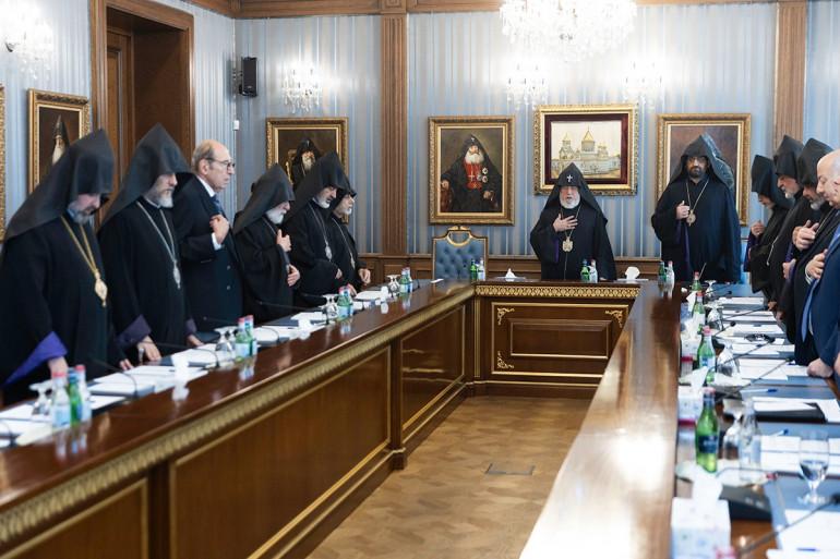 Մայր Աթոռ Սուրբ Էջմիածնում սկսվեց Գերագույն հոգևոր խորհրդի ժողովը, այս մասին հայտնում են Մայր Աթոռի տեղեկատվական համակրգից։  «Նոյեմբերի 4-ին Մայր Աթոռ Սուրբ Էջմիածնում, Ն.Ս.Օ.Տ.Տ. Գարեգին Երկրորդ Ծայրագույն Պատրիարք և Ամենայն Հայոց Կաթողիկոսի նախագահությամբ, սկսվեց Գերագույն հոգևոր խորհրդի հերթական ժողովը:  Ժողովը բացվեց Տերունական աղոթքով, որից հետո Գերագույն հոգևոր խորհրդի հոգևորական և աշխարհական անդամներին իր օրհնությունն ու բարեմաղթանքները փոխանցեց Ամենայն Հայոց Կաթողիկոսը՝ իր գնահատանքը հայտնելով ԳՀԽ ա