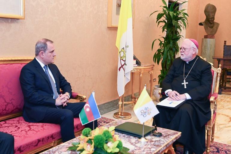 Վատիկան կատարած պաշտոնական այցի ընթացքում Ադրբեջանի ԱԳ նախարար Ջեյհուն Բայրամովը հանդիպել է Սուրբ Աթոռի պետությունների և միջազգային կազմակերպությունների հետ հարաբերությունների քարտուղար, արքեպիսկոպոս Փոլ Ռիչարդ Գալագերի հետ, հաղորդում են ադրբեջանական լրատվականները։  Հանդիպման ընթացքում Բայրամովն արքեպիսկոպոս Փոլ Ռիչարդ Գալագերի հետ քննարկել է Ադրբեջանի և Հայաստանի միջև հարաբերությունների կարգավորման գործում արձանագրված առաջընթացը:  Նրանք քննարկել են Ադրբեջանի և Վատիկանի միջև հարաբերությունների զարգացումը, մ