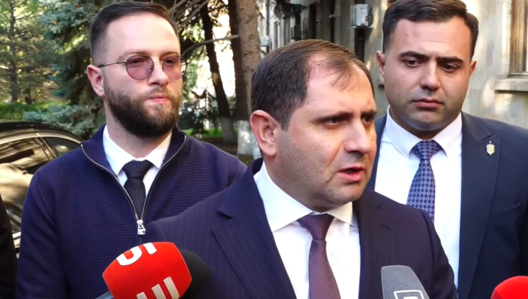 Այն, որ Ադրբեջանի հռետորաբանությունն օգոստոսի 8-ից հետո կտրուկ փոխվել է և դա տեսանելի է նաև սահմանին, փաստ է։  Օգոստոսի 8-ը կարևոր իրադարձություն է, և այն չի կարող մեր կողմից չընդունվել որպես կայացած փաստ, լրագրողների հետ զրույցում ասել է Պաշտպանության նախարար Սուրեն Պապիկյանը:   «Երբ խոսում ենք փաստացի խաղաղության մասին, դա ամենևին էլ հորինված չէ, խաղաղություն է»,- ավելացրել է Պապիկյանը:  Նա նաև նշել է, որ չի կարող կոնկրետ ժամկետ նշել խաղաղության համաձայնագրի փաստաթղթի վերջնական ստորագրման: