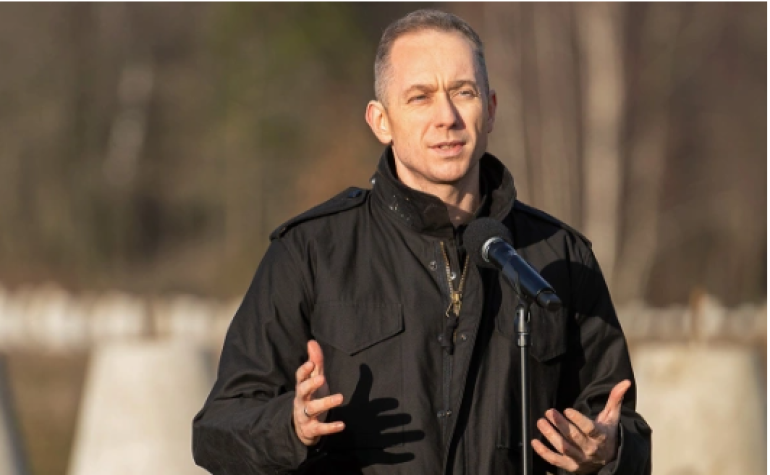 Լեհաստանը պլանավորում է ստեղծել սեփական անօդաչու թռչող սարքերի դեմ պաշտպանության համակարգ՝ առանց սպասելու ԵՄ-ի «անօդաչու թռչող սարքերի պատ» նախաձեռնության իրականացմանը, Bloomberg-ի փոխանցմամբ ասել է Լեհաստանի պաշտպանության փոխնախարար Չեզարի Տոմչիկը։   Նոյեմբերին Պաշտպանության նախարարությունը նախատեսում է հայտարարել անօդաչու թռչող սարքերի հայտնաբերման, հետևման և ոչնչացման տեխնոլոգիաների ոլորտում ներդրումների մասին՝ որպես ընդլայնված հակաօդային պաշտպանության ծրագրի մաս: Տոմչիկը չի նշել ներդրումների ծավալը: Նրա