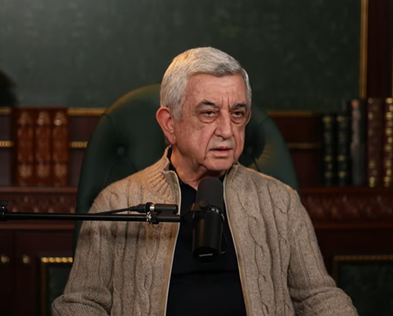 44-օրյա պատերազմի առաջին պատճառը բանակցային գործընթացից խուսափելն էր և ընդհանրապես հրաժարվելը, երկրորդ՝ բանակցողները ինչ որ անհասկանալի տարբերակ առաջարկեցին, սա բերեց նրան, որ բանակցային պրոցեսը դադարեց, ասել է Սերժ Սարգսյանը։  «Տեղի ունեցան այնպիսի գործողություններ, որոնք հնարավորություն տվեցին Ադրբեջանին արդարացնել պատերազմ սկսելու նախաձեռնությունը։ Ադրբեջանի և Թուրքիայի հետախուզությունները շատ լավ տիրապետում էին մեր բանակում առկա իրավիճակին և տեսնում էին, որ մեր բանակի մարտունակությունը բավական ընկել էր։