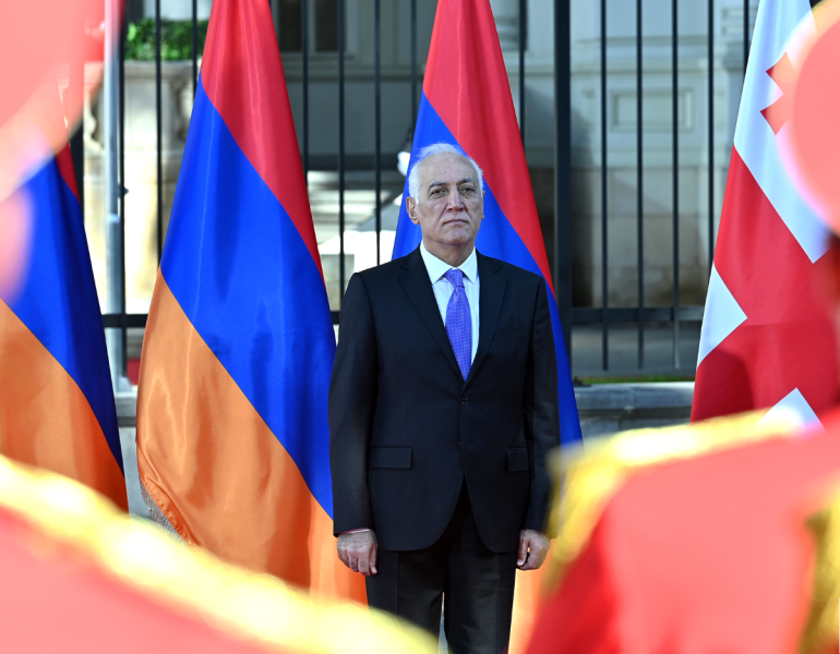 ՀՀ նախագահ Վահագն Խաչատուրյանը իր վրացի գործընկեր Միխեիլ Կավելաշվիլիի հետ համատեղ ճեպազրույցի ժամանակ ընդգծել է, որ Հայաստանի և Ադրբեջանի միջև խաղաղության հաստատումը, ինչպես նաև տարածաշրջանային նախագծերի իրականացումը Հարավային Կովկասը կվերածեն լոգիստիկ կենտրոնի, հաղորդում են վրացական լրատվամիջոցները։  Խաչատուրյանը նշել է, որ ինքը և Կավելաշվիլին քննարկել են տարածաշրջանային հարցեր, Բաքվի և Երևանի միջև օգոստոսի 8-ին Վաշինգտոնում նախաստորագրված խաղաղության համաձայնագրի դրույթները և տնտեսական օրակարգը։  «Մեր համ