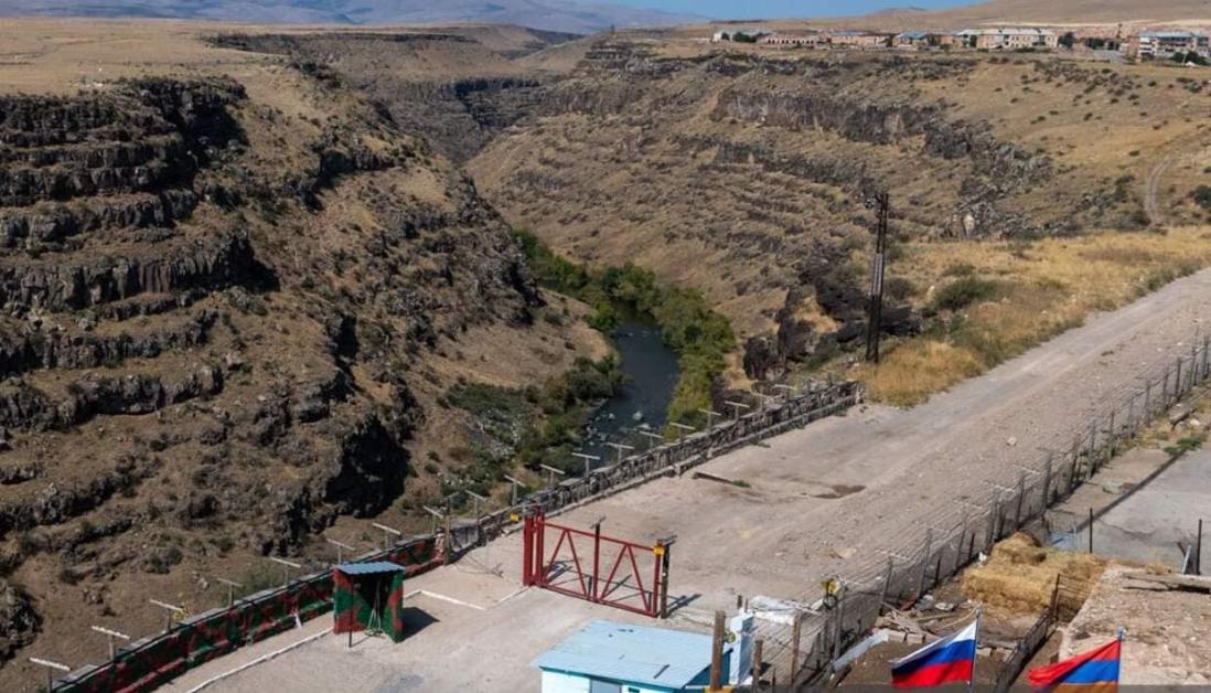 Հայաստան-Թուրքիա հարաբերությունների կարգավորման գործընթացի հատուկ ներկայացուցիչների միջև ձեռք բերված պայմանավորվածությունների շրջանակներում Հայաստանն ու Թուրքիան որոշում են կայացրել դյուրացնել վիզաների տրամադրման գործընթացը դիվանագիտական, հատուկ և ծառայողական անձնագրեր կրողների համար: Այս մասին հայտնում են ԱԳՆ-ից։   2026թ. հունվարի 1-ից երկու երկրների դիվանագիտական, ծառայողական և հատուկ անձնագիր կրող անձինք կարողանալու են էլեկտրոնային վիզա (e-visa) ստանալ անվճար:  Այս առիթով Հայաստանն ու Թուրքիան ևս մեկ անգ