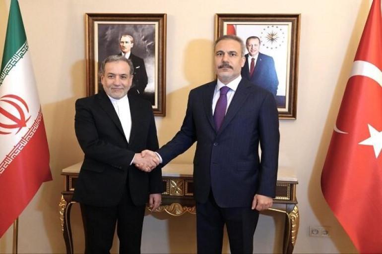 Իրանն ու Թուրքիան համաձայնության են եկել նոր համատեղ երկաթուղի կառուցելու շուրջ, որը կդառնա Ասիայի և Եվրոպայի միջև ռազմավարական դարպաս, հայտարարել է Իրանի արտգործնախարար Աբբաս Արաղչին։   Նախատեսվող երթուղին, որը Իրանում հայտնի է որպես Մարանդ-Չեշմե-Սորայա տարանցիկ երկաթուղային գիծ և ձգվում է դեպի Թուրքիայի Արալըք սահմանային շրջան, կունենա մոտավորապես 200 կիլոմետր երկարություն։ Նախագիծը կարժենա մոտ 1.6 միլիարդ դոլար, իսկ շինարարությունը կտևի երեքից չորս տարի», - նշել է Արաղչին։   