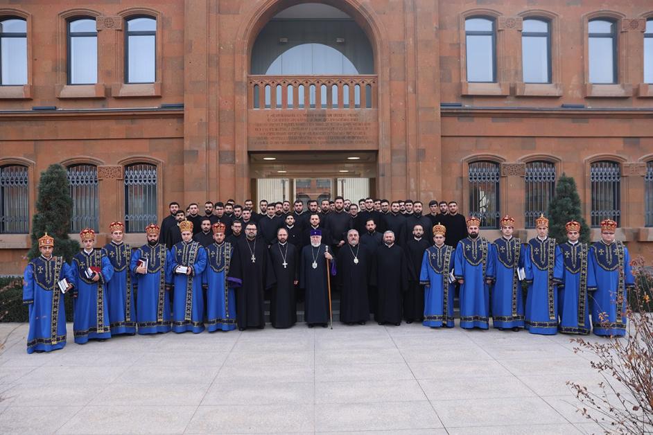 Դեկտեմբերի 25-ին Սուրբ Ստեփանոս Նախավկայի տոնի առիթով Ն.Ս.Օ.Տ.Տ. Գարեգին Երկրորդ Ծայրագույն Պատրիարք և Ամենայն Հայոց Կաթողիկոսն ընդունեց Մայր Աթոռում սպասավորող, Գևորգյան հոգևոր ճեմարանի և նորընծա սարկավագներին՝ ուղեկցությամբ Մայր Աթոռ Սուրբ Էջմիածնի լուսարարապետ Հոգեշնորհ Տ. Անանիա վարդապետ Ծատուրյանի, Մայր Աթոռի «Գարեգին Ա» կրթական կենտրոնի տնօրեն Գերաշնորհ Տ․ Վահան եպիսկոպոս Հովհաննիսյանի և Գևորգյան հոգևոր Ճեմարանի տեսուչ Հոգեշնորհ Տ. Շահե ծայրագույն վարդապետ Անանյանի։ Այս մասին հայտնում են Մայր Աթոռից։ 