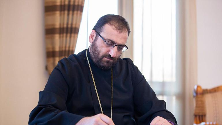 Դատարանը (Մասիս Մելքոնյան) բավարարեց քննիչի միջնորդությունը և Արշակ Սրբազանի նկատմամբ կիրառեց երկամսյա կալանք, գրել է փաստաբան Արսեն Բաբայանը:   «Տեղի ունեցավ այն, ինչ սովորաբար տեղի է ունենում նման քաղաքական գործերով: Որևէ հիմնավորում, որ Արշակ Սրբազանը կատարել է հանցանք, չկա: Կա ենթադրություն՝ հենված ինչ-որ տվայլների վրա»,- դատական նիստից հետո նշել էր նա:  Փաստաբանի խոսքով, դատարանում հաստատվեց, որ որևէ տվյալ, որ Արշակ Սրբազանը կատարել է իրեն վերագրվող հանցանքը, չկա, այլ կա ընդամենը ենթադրություն:  Արշակ 