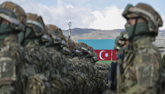 Ադրբեջանում նախատեսվում է խաղաղ ժամանակ զինվորական ծառայության ժամկետի կրճատում սպաների համար։ Խոսքը վերաբերում է այն սպաներին, որոնք զորակոչվում են պահեստազորից՝ պարտադիր ժամկետային ծառայության, ինչպես նաև նրանց, ովքեր կամավոր հիմունքներով անցնում են պայմանագրային ծառայության։    Առաջարկվող փոփոխությունների համաձայն՝ ծառայության ընդհանուր տևողությունը կնվազի վեց ամսով։ Նպատակն է հարմարեցնել զինծառայության պայմանները գործող պահանջներին և վերանայել սպաների ներգրավման կարգավորումները խաղաղ ժամանակահատվածում։ 