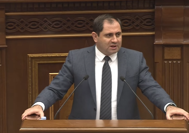 Համաձայն չեմ այն մտքի հետ, որ որևէ անարդար բան կա: Անարդարություն չկա, քանի որ օրենքն ուժի մեջ կմտնի և անմիջապես կտարածվի զորակոչի վրա: Այն գուցե որոշակի անարդարություն պարունակեր, եթե օրենքն ընդունեինք հունիսի 1-ին:   Այս մասին Ազգային ժողովում ասել է Պաշտպանության նախարար Սուրեն Պապիկյանը՝ պատասխանելով հարցին՝ անարդար չէ՞, որ հունվարի 1-ից հետո զորակոչվածները և արդեն իսկ վեց ամիս ծառայության մեջ գտնվողները միասին զորացրվեն:   «Կարծում եմ՝ շատ արդար է: Մեր գործընկերները, սիրելի զինվորներն ու նրանց ծնողները