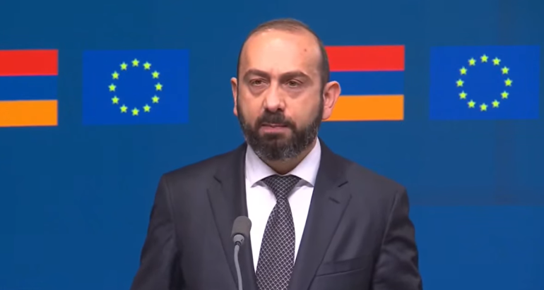 Հայաստանի և Եվրոպական միության գործակցությունը մտնում է նոր փուլ՝ ռազմավարական գործընկերության մակարդակ: «Արմենպրես»-ի փոխանցմամբ՝ այս մասին ՀՀ արտաքին գործերի նախարար Արարատ Միրզոյանը հայտարարեց ԵՄ ԱԳԱՔ բարձր ներկայացուցիչ Կայա Կալասի և ԵՄ ընդլայնման հարցերով հանձնակատար Մարթա Կոսի հետ համատեղ ասուլիսի ընթացքում:  «Մեր համագործակցությունը բարձրացրինք ռազմավարական մակարդակի, սա մեր ամբիցիաների վերջը չէ: Հայաստանի խորհրդարանը մարտ ամսին օրենք ընդունեց ԵՄ-ին անդամակցության մասին: Այսօրվա հանդիպման ուղերձը շատ