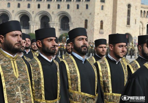 Ինչպես գրում է Սպուտնիկ Արմենիան, երեկ Մայր աթոռ է ուղարկվել ՀՀ ՊՆ որոշումը, ըստ որի՝ այսուհետև բանակի գնդերեցները պետք է ենթարկվեն, հաշվետու լինեն հրամանատարի՝ դաստիարակչական աշխատանքների գծով տեղակալին, ունենան զինվորական կոչում