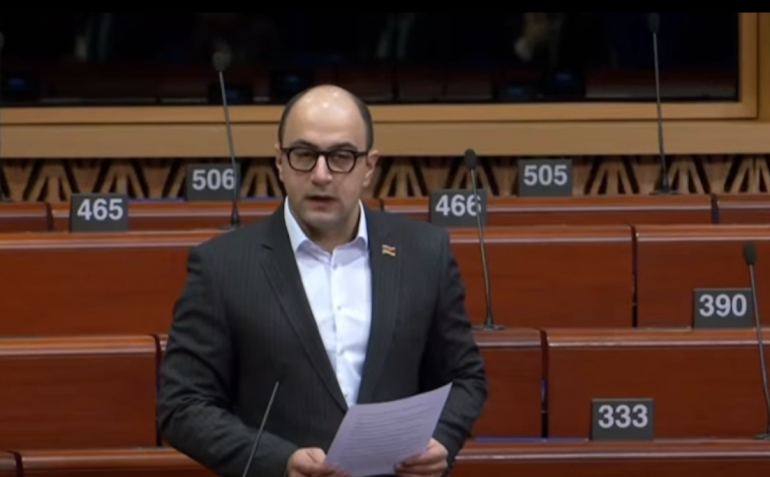 «Անսովոր է լռություն «լսել» այն դեպքում, երբ սպասում ես, որ ինչ-որ մեկը պետք է խոսի, այդպես չէ՞: Այժմ դուք ունեք նույն զգացողությունը, ինչ մենք՝ հայերս, երբ սպասում ենք միջազգային հանրության արձագանքի՝ մեր երկրում տեղի ունեցող իրադարձությունների վերաբերյալ: Նիկոլ Փաշինյանը հարձակում է գործում Հայ Առաքելական եկեղեցու վրա, հարձակվում է խոսքով և ուժով՝ լռություն: Ավելի քան 6 ամիս 4 եպիսկոպոսներ կալանքի տակ են՝ լռություն: Հայտնի բարերարն իր աջակցությունն է հայտնում Հայ Առաքելական եկեղեցուն և դրա համար ձերբակալվ