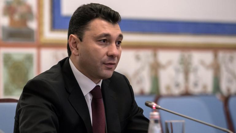 Սերժ Սարգսյանը ՄԱԿ-ի ամբիոնից «գրողի ծոցն էր» ուղարկում թուրքական նախապայմանները, իսկ կապիտուլյանտները «էստի համեցեք» են ասում։ Այս մասին գրել է ՀՀԿ ԳՄ անդամ Էդուարդ Շարմազանովը։  «Թուրքիայի գերիշխանության տակ ապրել ցանկացող կապիտուլյանտների ռեժիմին հիշեցնեմ դեռեւս 1993-ի ամռանը թուրքերի նախկին վարչապետ Էջեւիթի խոսքերը.  «Թուրքիան ի վիճակի է Նախիջեւանի ու Ադրբեջանը միացնող միջանցք բացել ` օդային գործողությունների միջոցով։ Միայն այս ձևով կարելի է հավասարակշռել կորուստները ԼՂ-ում։ Միայն այս ճանապարհով կարելի 