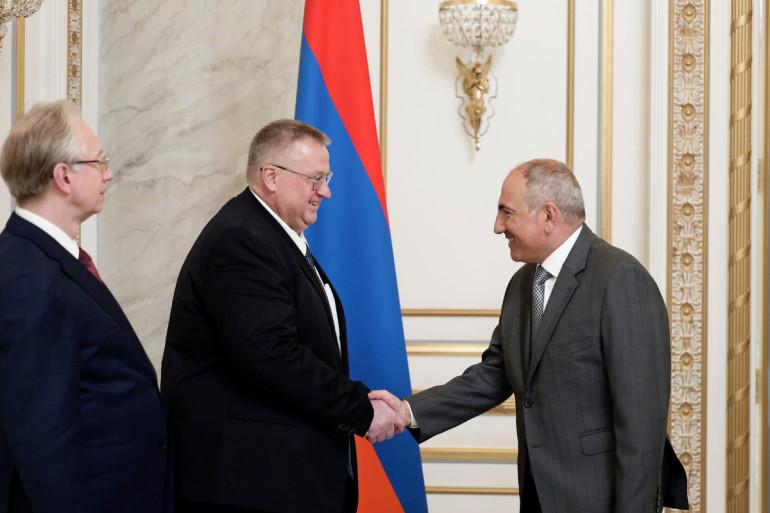 Ռուսաստանը բանակցություններ կսկսի Հայաստանում երկաթուղային հատվածների վերականգնման շուրջ:    Ռուսաստանը, Հայաստանի դիմումի համաձայն, բանակցություններ է սկսում երկաթուղային երկու հատվածների վերականգնման շուրջ, որոնք կապահովեն միացումը Ադրբեջանի և Թուրքիայի երկաթուղիների հետ. այս մասին հայտարարել է ՌԴ փոխվարչապետ Ալեքսեյ Օվերչուկը:  «Համաձայն հայկական կողմի դիմումի և ելնելով հայ ժողովրդի հանդեպ տածած բարեկամական ու եղբայրական զգացմունքներից՝ Ռուսաստանի Դաշնությունում որոշում է կայացվել սկսել առարկայական բանակ