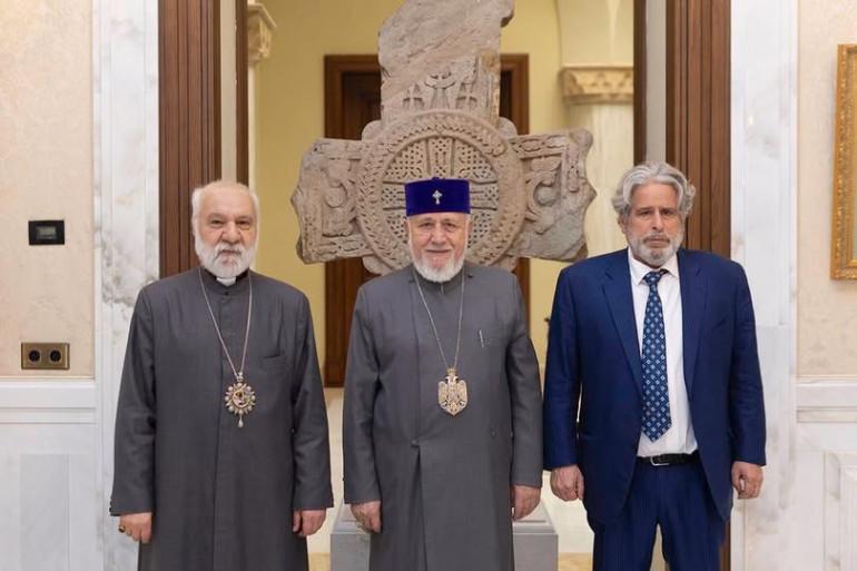 Փետրվարի 11-ին Ն.Ս.Օ.Տ.Տ. Գարեգին Երկրորդ Ծայրագույն Պատրիարք և Ամենայն Հայոց Կաթողիկոսը Մայր Աթոռ Սուրբ Էջմիածնում հանդիպեց միջազգային իրավաբան Ռոբերտ Ամստերդամին։ Հայտնում են Մայր Աթոռից։   Հանդիպման ընթացքում քննարկվեցին անազատության մեջ գտնվող եպիսկոպոսների և ազգային բարերար Սամվել Կարապետյանի նկատմամբ ընթացող իրավական գործընթացները։  Զրուցակիցներն անդրադարձան մարդու իրավունքների պաշտպանության խնդիրներին՝ կարևորելով արդարության և օրինականության պահպանման հրամայականը։