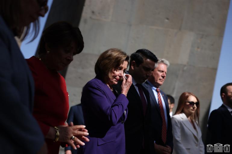 Երբ ես 2022 թվականին որպես Ներկայացուցիչների պալատի խոսնակ այցելեցի Հայաստան, մեր Կոնգրեսական պատվիրակությունը կանգնեց Ծիծեռնակաբերդում և հստակ ու առանց ներողամտության խոսեց Հայոց ցեղասպանության մասին, որովհետև ճշմարտությունը կարևոր է։ Այս մասին գրել է ԱՄՆ Կոնգրեսի Ներկայացուցիչների պալատի նախկին խոսնակ  Նենսի Փելոսին:  «Այդ ճշմարտությունը վերահաստատվեց, երբ Ներկայացուցիչների պալատը 2019 թվականին մեծամասնությամբ ընդունեց երկկուսակցական բանաձևը՝ ճանաչելով Հայոց ցեղասպանությունը, և երբ նախագահ Բայդենը 2021 թվ