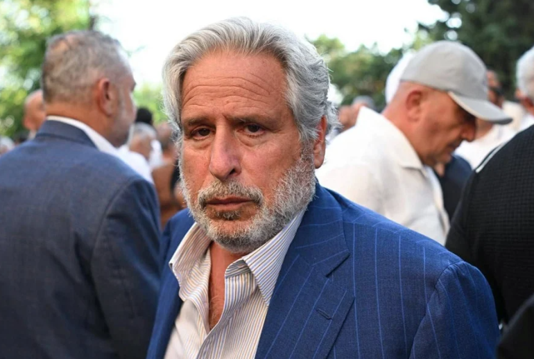 Իմ 45-ամյա պրակտիկայի ընթացքում ես պաշտպանել եմ քրիստոնյաներին ողջ աշխարհում, բայց այն, ինչ տեսնում եմ այսօր Հայաստանում, աննախադեպ է: Այս մասին գրել է Սամվել Կարապետյանի միջազգային փաստաբան Ռոբերտ Ամստերդամը:   «Ես չեմ ճանաչում որևէ այլ երկիր, որի կառավարությունն այդքան քրտնաջան աշխատի սեփական մշակույթը, պատմությունն ու հավատքը տապալելու ուղղությամբ:  Գևորգ Մելիքյանի հետ զրույցում անդրադարձել ենք Հայ Առաքելական Եկեղեցու դեմ անօրինական հարձակումներին, հոգևորականների բանտարկություններին և Բաքվի պատանդների ճա