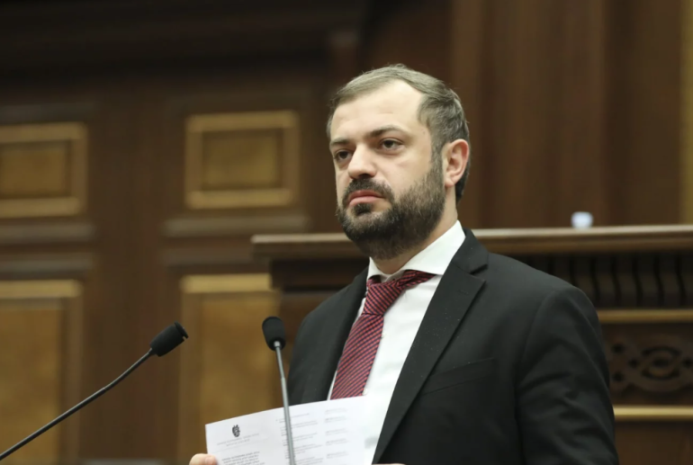 Ադրբեջանական բենզինը հենց գալիս է, շատ արագ սպառվում է, ինչքան շատ ենք բերում, այնքան արագ է սպառվում: Այս մասին ճեպազրույցի ժամանակ ասել է Էկոնոմիկայի նախարար Գևորգ Պապոյանը:   «Հենց ադրբեջանական բենզինը վերջանում է՝ մյուս բենզինը, բնականաբար, թանկանում է: Հետևաբար, պետք է ադրբեջանական բենզին շատ բերենք, որ բենզինը միշտ էժան լինի մեր ժողովրդի համար: Ինչքան շատ բերեն՝ այդքան գները կիջնեն: Մինչև ադրբեջանական բենզինի մուտքը Հայաստան, ես ռեգուլյար բենզին տեսել եմ 500-520 դրամով»,- նշել է նա:  Անդրադառնալով արտ