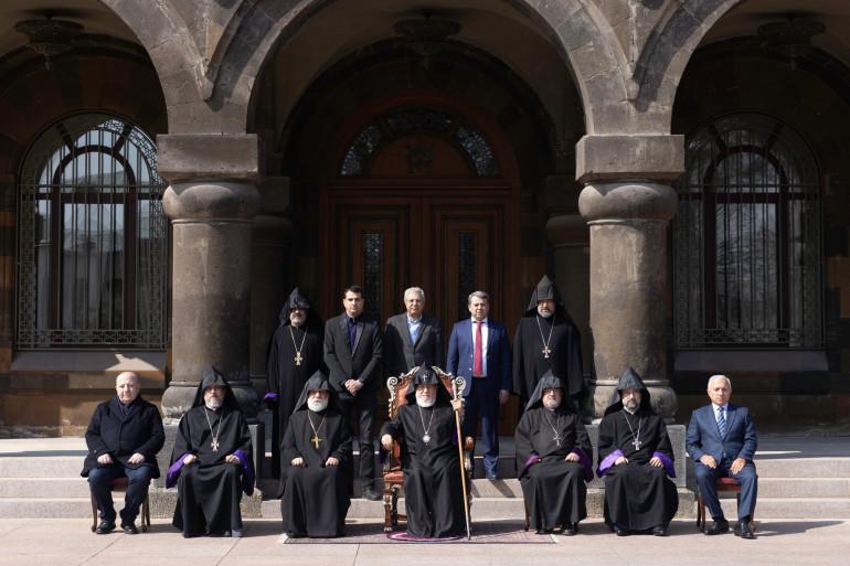 Մարտի 10-13-ը Մայր Աթոռ Սուրբ Էջմիածնում, Ն.Ս.Օ.Տ.Տ. Գարեգին Երկրորդ Ծայրագույն Պատրիարք և Ամենայն Հայոց Կաթողիկոսի նախագահությամբ, տեղի ունեցավ Գերագույն հոգևոր խորհրդի ժողովը։  Ամենայն Հայոց Կաթողիկոսի ողջույնի և օրհնության խոսքից հետո ժողովի նիստերը վարելու հրավիրվեց Վանական խորհրդի ատենապետ Տ. Նաթան արքեպիսկոպոս Հովհաննիսյանը։  Ավստրիայի Սանկտ-Փյոլթըն քաղաքում 2026թ․ փետրվարի 17-19-ին գումարված եպիսկոպոսական հավաքի մասին զեկուցեց Դամասկոսի հայոց թեմի առաջնորդ Տ. Արմաշ եպիսկոպոս Նալբանդյանը։  ԳՀԽ-ն գոհու