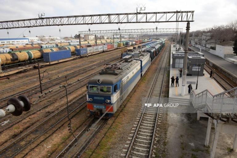 Պարարտանյութերը և հնդկացորենը Հայաստան կուղարկվեն տարանցիկ ճանապարհով՝ Ադրբեջանի տարածքով։ Այս մասին հայտնում են ադրբեջանական ԶԼՄ-ները:  «Ադրբեջանի տարածքով Հայաստան կուղարկվի 4 վագոն պարարտանյութ և 1 վագոն հնդկաձավար»,-ասված է հայտարարության մեջ: