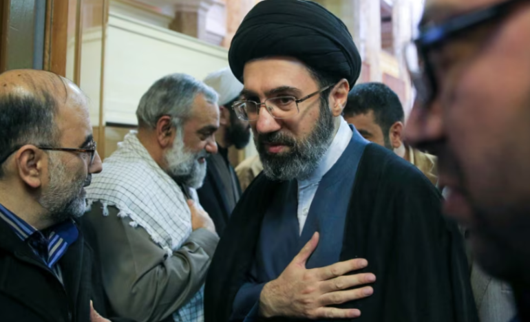 Իրանական հասարակության մի խոշոր հատվածի համար իրականում ոչ մի արտասովոր բան չկա, որ հոգևոր առաջնորդը հանրային տիրությում առայժմ հանդես չի գալիս։ Այս մասին գրել է իրանագետ Վարդան Ոսկանյանը։  «Թե՛ իրանական ազգային և թե՛ շիայական կրոնական ավանդույթին հայտնի են թաքուցյալ հերոսը և թաքուցյալ իմամը։ Իրանական ազգային դյուցազներգության՝ «Շահնամեի», գլխավոր հերոսներից Ռուստամը ծնունդից հետո պահվում էր մարդկանցից հեռու, որպեսզի հասունանա մինչև հերոսական գործերի ժամանակը։  Իրանական կրոնական հավատալիքներում շիաների 12-ր