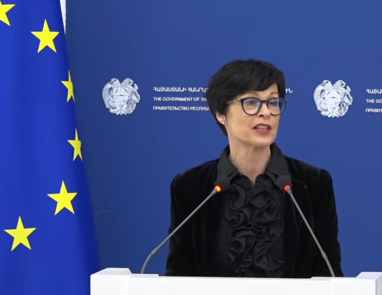 Ես վերադարձել եմ Հայաստան իմ նախորդ այցից վեց ամիս անց, բայց արդեն հայտարարել եմ, որ շուտով կրկին կվերադառնամ: Այս մասին ՀՀ փոխվարչապետ Մհեր Գրիգորյանի հետ հայտարարությունների ժամանակ ասել է եվրահանձնակատար Մարթա Կոսը:    Նա նշել է, որ վստահ է՝ ուրախ են իր վերադարձի համար, ինքն էլ ուրախ է, որովհետև կարող է սեփական աչքերով տեսնել՝ ինչպես է Հայաստանում տեղի ունենում փոխակերպման գործընթացը:  «Իմ նախորդ այցից հետո շատ բան է տեղի ունեցել, աշխարհն էլ ավելի անկայուն է դարձել և սա ևս մեկ անգամ վկայում է, թե որքան կ