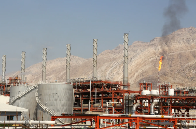 Իրանը դադարեցրել է գազի մատակարարումը Թուրքիա այն բանից հետո, երբ Իսրայելն անցյալ շաբաթ հարվածել է Հարավային Պարս խոշոր գազադաշտին: Այս մասին, հղում անելով իր աղբյուրներին, հայտնել է Bloomberg գործակալությունը:  Ինչպես նշում է գործակալությունը, 2025 թվականին Թուրքիա ներկրվող բնական գազի 14%-ը բաժին է ընկել Իրանին: Ըստ աղբյուրների՝ Անկարան շարունակում է գազ ներկրել Ռուսաստանից և Ադրբեջանից, երկիրն ունի նաև պաշարներ: Հայտնի չէ, թե երբ կվերսկսվեն մատակարարումները Իրանից:  Թուրքիայի էներգետիկայի նախարարությունը