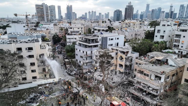 Իսլամական հեղափոխության պահապանների կորպուրսը հայտարարել է 100 ծանր հրթիռի, անօդաչու թռչող սարքերի և առնվազն 200 ռեակտիվ արկի կիրառմամբ Իսրայելին և Մերձավոր Արևելքում ԱՄՆ բազաներին հարվածներ հասցնելու մասին, հաղորդում է ՏԱՍՍ-ը:  «Համակցված գործողություններ են իրականացվել Էյլաթում, Թել Ավիվում և Բնեյ Բրակում գտնվող թիրախների ուղղությամբ՝ ընդդեմ սիոնիստական ​​ահաբեկչական ռեժիմի ռազմական օբյեկտների և ուժերի կուտակումների»,- գրված է հայտարարության մեջ։  Նշվում է, որ այդ հարվածների ընթացքում թիրախավորվել է Բահրե