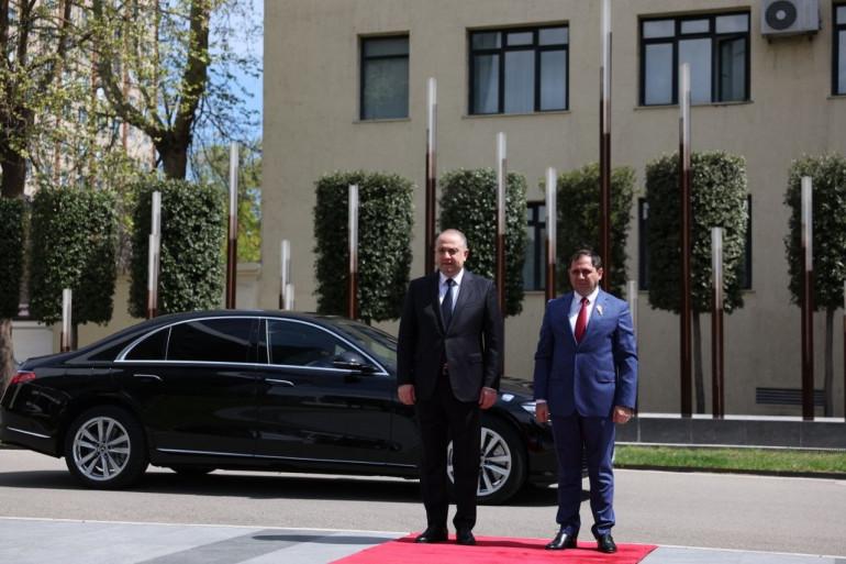 Վրաստանի պաշտպանության նախարարությունում ՀՀ պաշտպանության նախարար Սուրեն Պապիկյանի դիմավորման հանդիսավոր արարողությունից հետո մեկնարկել է Հայաստանի և Վրաստանի պաշտպանության նախարարների առանձնազրույցը, որը շարունակվել է պատվիրակությունների ընդլայնված կազմով։ Այս մասին հայտնում են ՀՀ ՊՆ-ից:  Հանդիպմանը ներկա է եղել նաև Վրաստանում Հայաստանի արտակարգ և լիազոր դեսպան Աշոտ Սմբատյանը։  Հանդիպման ընթացքում քննարկվել են պաշտպանության բնագավառում երկկողմ համագործակցության ընթացքին և զարգացման հեռանկարներին վերաբերող 