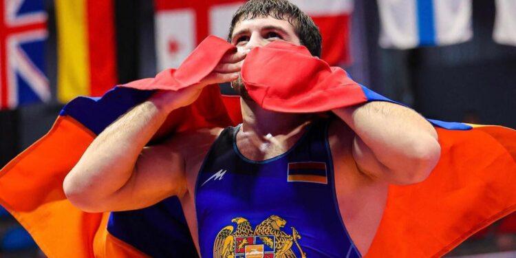 Ալբանիայի մայրաքաղաք Տիրանայում ընթացող հունահռոմեական ոճի ըմբշամարտի Եվրոպայի առաջնությունում Հայաստանի հավաքականի առաջատար, Փարիզի Օլիմպիական խաղերի բրոնզե մեդալակիր Մալխաս Ամոյանը նվաճել է ոսկե մեդալ՝ հռչակվելով Եվրոպայի հնգակի չեմպիոն։ 77 կգ քաշայինների պայքարի եզրափակիչի վճռորոշ գոտեմարտում հայ ըմբիշը 1-1 հաշվով առավելության է հասել Վրաստանը ներկայացնող Ռամազ Զոիձեի նկատմամբ:  Հատկանշական է, որ Ամոյանն ու Զոիձեն միմյանց դեմ մրցել էին նաև նախորդ տարվա Եվրոպայի առաջնության եզրափակիչի շրջանակում, որտեղ կր