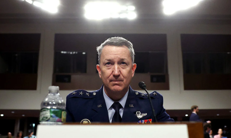 Հորմուզի նեղուցի շրջափակման սկսվելուց ի վեր ԱՄՆ-ը 13 անգամ նավերը գործողության է պատրաստել, այսօր ճեպազրույցի ժամանակ հայտարարել է ԱՄՆ զինված ուժերի շտաբների պետերի միացյալ կոմիտեի նախագահ, գեներալ Դեն Քեյնը, հաղորդում է NBC News-ը։    Ըստ նրա՝ գործողությանը մասնակցում է ավելի քան 10 հազար զինծառայող։  Ինրպես նշել է Գեներալ Քեյնը, ԱՄՆ շրջափակումը կիրականացվի «իրանական տարածքային ջրերում և միջազգային ջրերում»։  «ԱՄՆ զինված ուժերը ակտիվորեն կհետապնդեն Իրանի դրոշի ներքո նավարկող ցանկացած նավ կամ Իրանին նյութակ