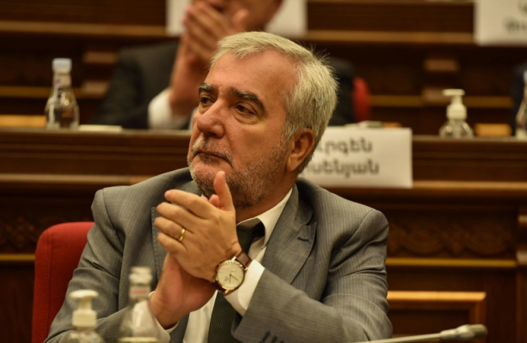 Իմ տղան շատ բարձրակարգ տղա է, դուք իր գիտելիքների չափ որ ունենայիք, դուք էլ չէիք ծառայի: Այս մասին լրագրողների հետ զրույցում ասել է ՔՊ խմբակցության պատգամավոր Անդրանիկ Քոչարյանը:  «Այո, իմ տղան չի ծառայել, դիմեք գլխավոր դատախազին»,- նշել է նա:  Անդրադառնալով լրագրողի չծառայելուն՝ Անդրանիկ Քոչարյանը շեշտեց, որ անպայման հարցում կկատարի պատճառը ճշտելու համար: