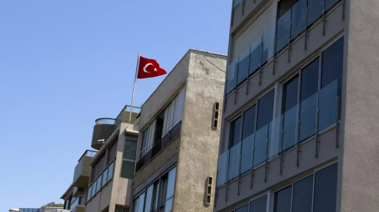 Թուրքիան թույլտվություն չի տրամադրել Իսրայելի նախագահ Իցհակ Հերցոգի՝ դեպի Աստանա ուղևորվող ինքնաթիռին անցնելու իր օդային տարածքով, հայտնում է քաղաքացիական ավիացիայի HavasosyalMedya լրատվական պորտալը, հաղորդում է ՌԻԱ Նովոստի-ն:  Թուրքիայի երկինքը փակ է զենք տեղափոխող բոլոր ինքնաթիռների և Իսրայելի պաշտոնական պատվիրակությունների համար, սակայն բաց է երրորդ երկրների կանոնավոր քաղաքացիական չվերթների համար. իսրայելական ավիաընկերությունները կարող են օգտագործել Թուրքիայի երկինքը տարանցիկ թռիչքների համար, ավելի վաղ Ռ